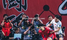 华体会体育-重磅足球对决，球员表现抢眼，观众尖叫连连！