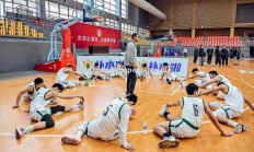 华体会体育-青少年篮球比赛激烈进行，双方拼尽全力