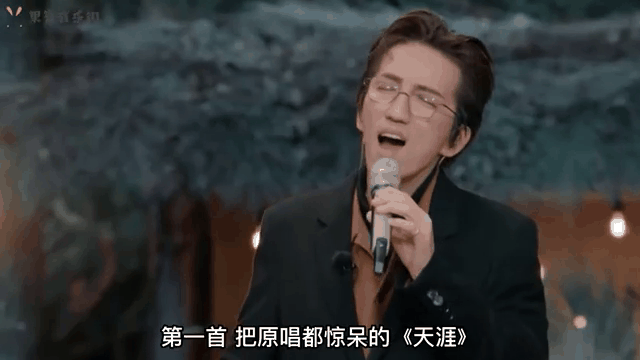 在激烈角逐中一队球员爆发出杀手级得分